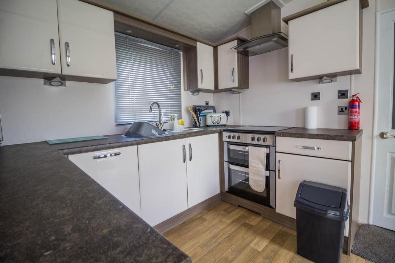 Modern 6 Berth Caravan At Highfield Grange In Essex Ref 26609P Clacton-on-Sea Exterior photo