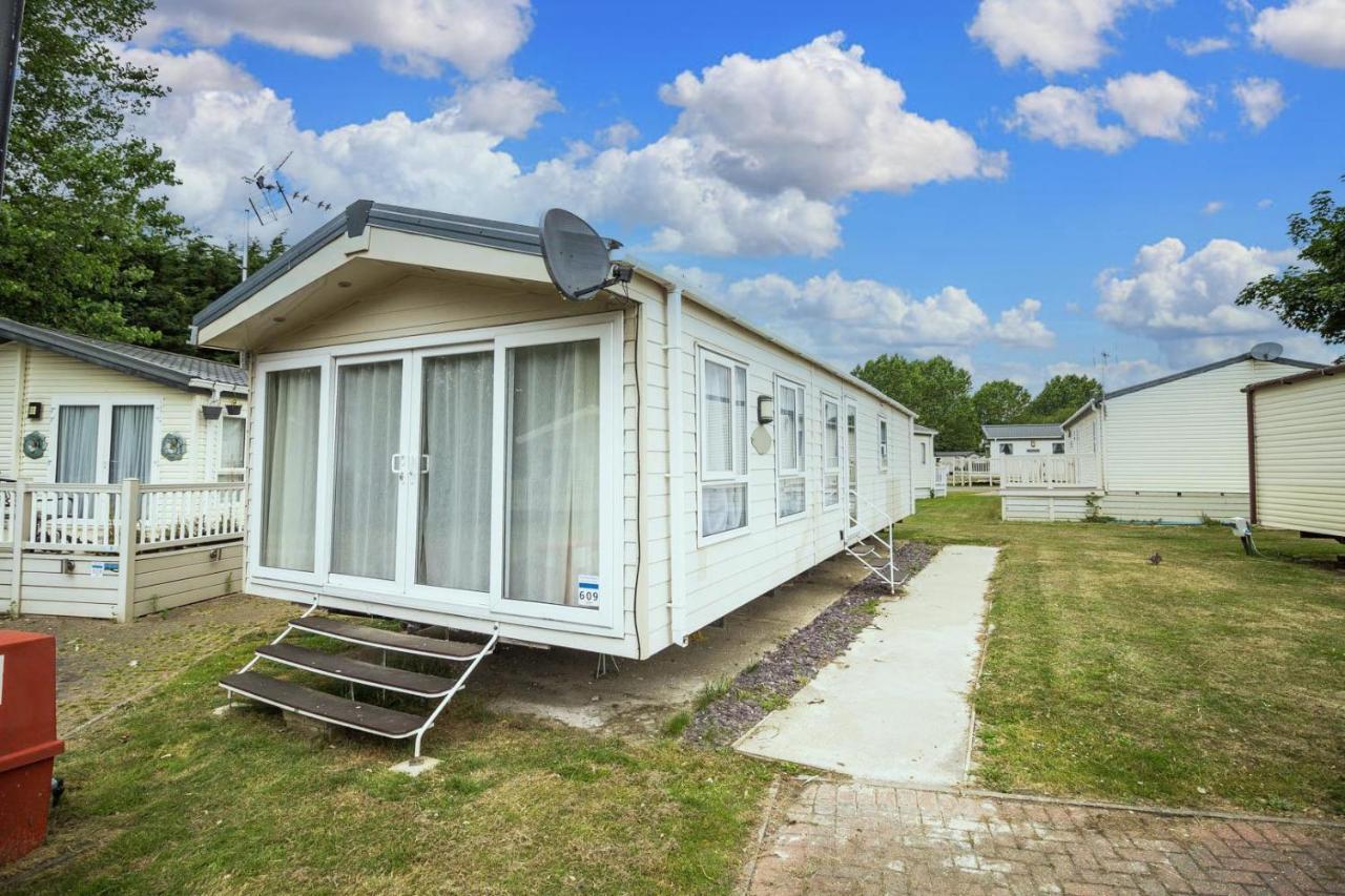 Modern 6 Berth Caravan At Highfield Grange In Essex Ref 26609P Clacton-on-Sea Exterior photo