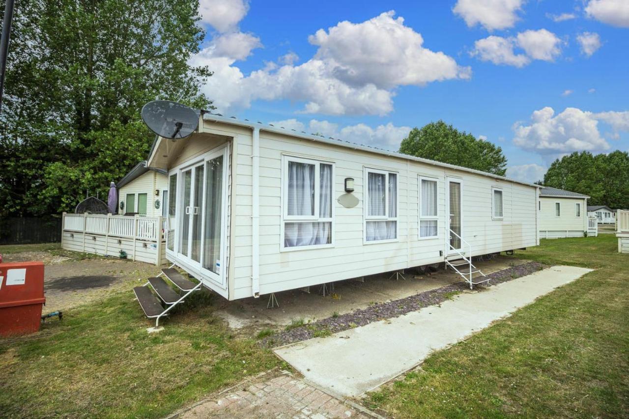 Modern 6 Berth Caravan At Highfield Grange In Essex Ref 26609P Clacton-on-Sea Exterior photo